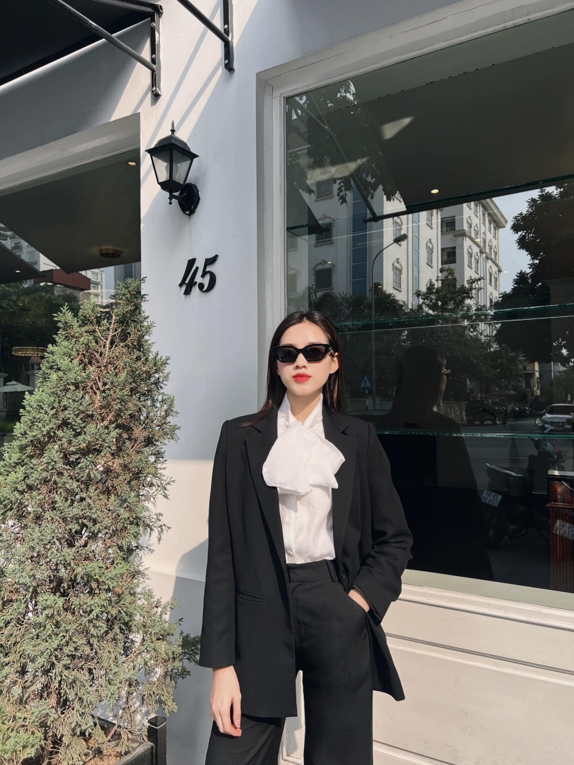Nàng hậu chăm diện các kiểu đồ đậm chất công sở, không còn 'ngọc nữ' như trước đây Nàng hậu chăm diện các kiểu đồ đậm chất công sở, không còn 'ngọc nữ' như trước đây