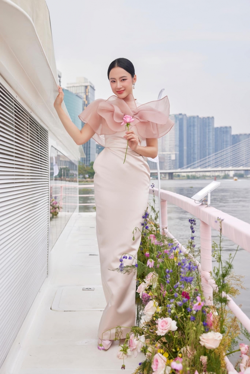 Angela Phương Trinh hóa nàng thơ, xuất hiện tại sự kiện của nhà mốt Dior Angela Phương Trinh hóa nàng thơ, xuất hiện tại sự kiện của nhà mốt Dior