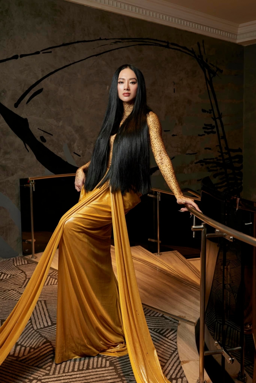 Angela Phương Trinh gây sốt khi bán nude Angela Phương Trinh gây sốt khi bán nude