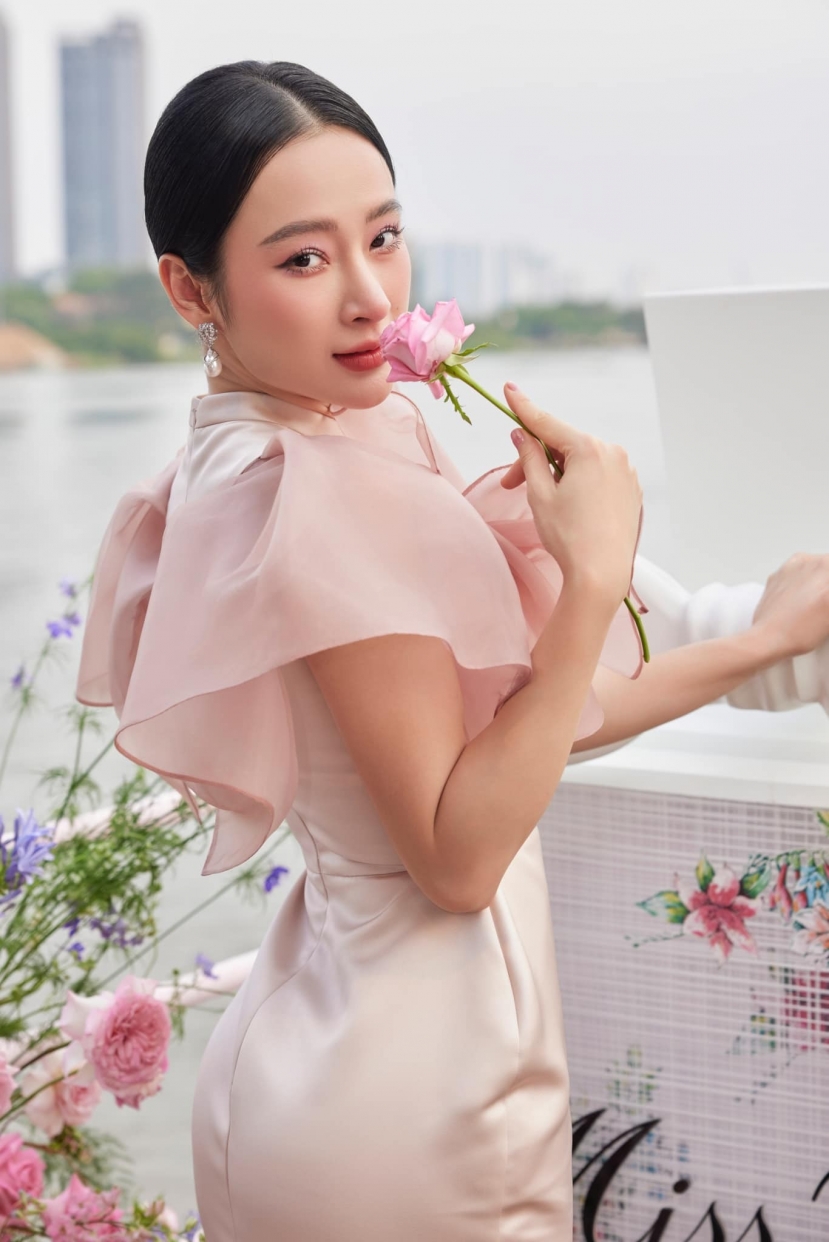 Gương mặt của cô vô cùng góc cạnh Gương mặt của cô vô cùng góc cạnh