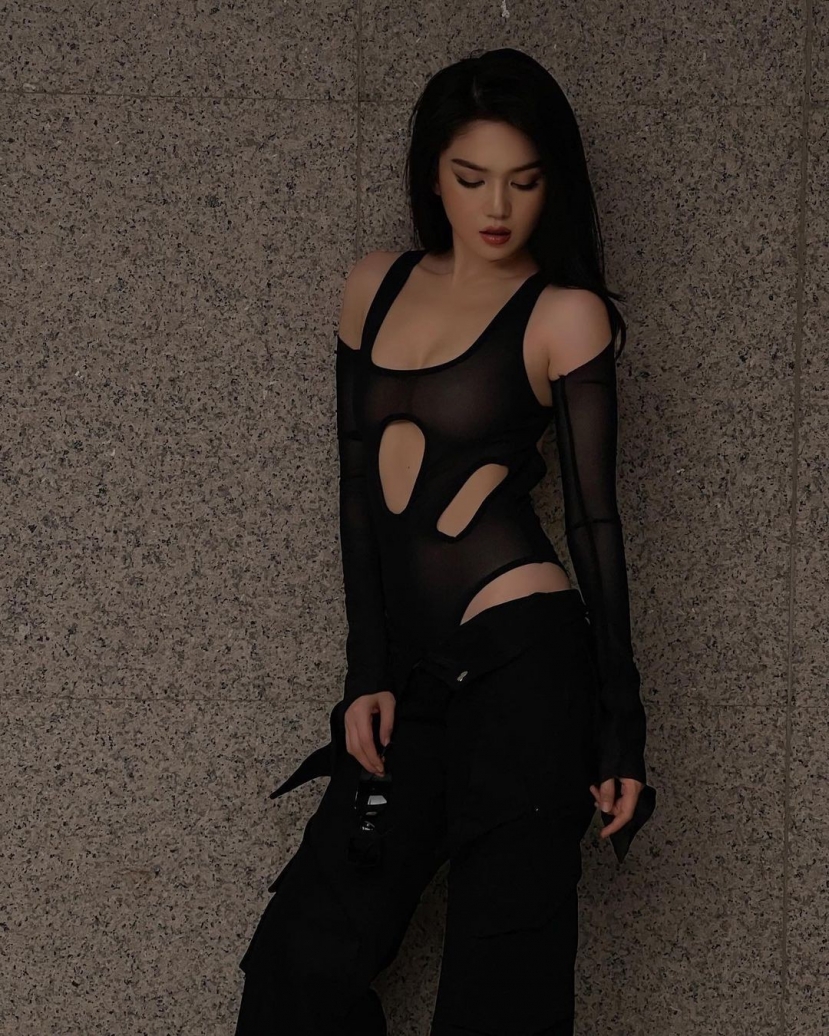 Ngọc Trinh lăng xê những thiết kế cut-out táo bạo để khoe dáng đỉnh Ngọc Trinh lăng xê những thiết kế cut-out táo bạo để khoe dáng đỉnh