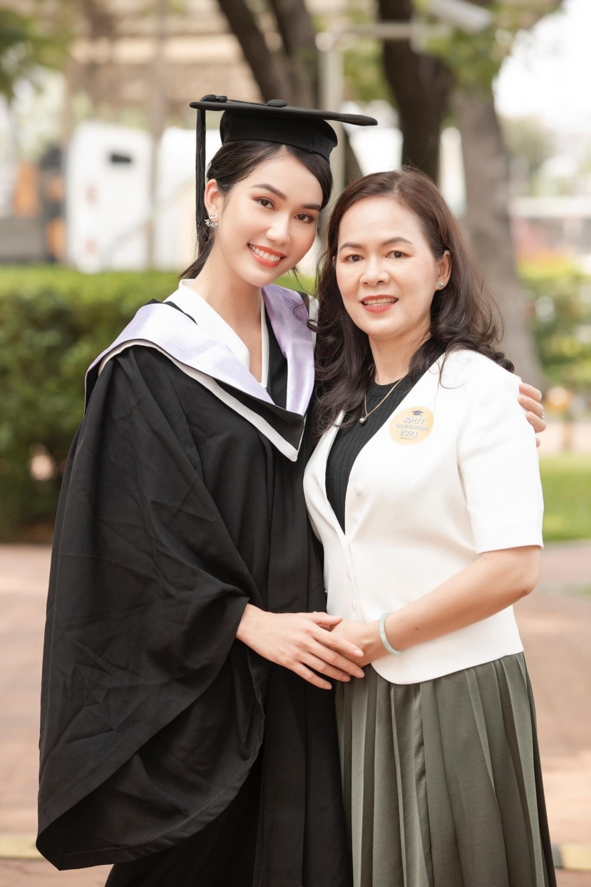 Phương Anh rạng rỡ bên mẹ dịp lễ tốt nghiệp Phương Anh rạng rỡ bên mẹ dịp lễ tốt nghiệp