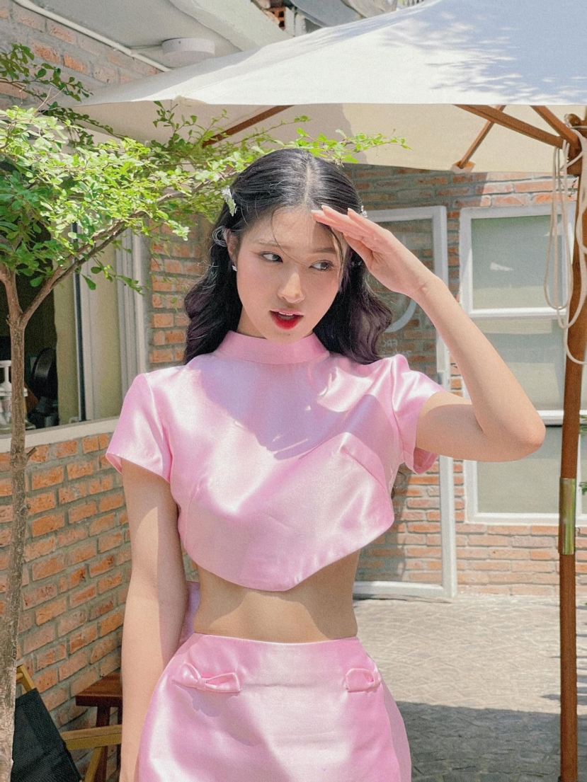 Cô duy trì hình ảnh ngọc nữ song lối ăn mặc có nhiều thay đổi Cô duy trì hình ảnh ngọc nữ song lối ăn mặc có nhiều thay đổi