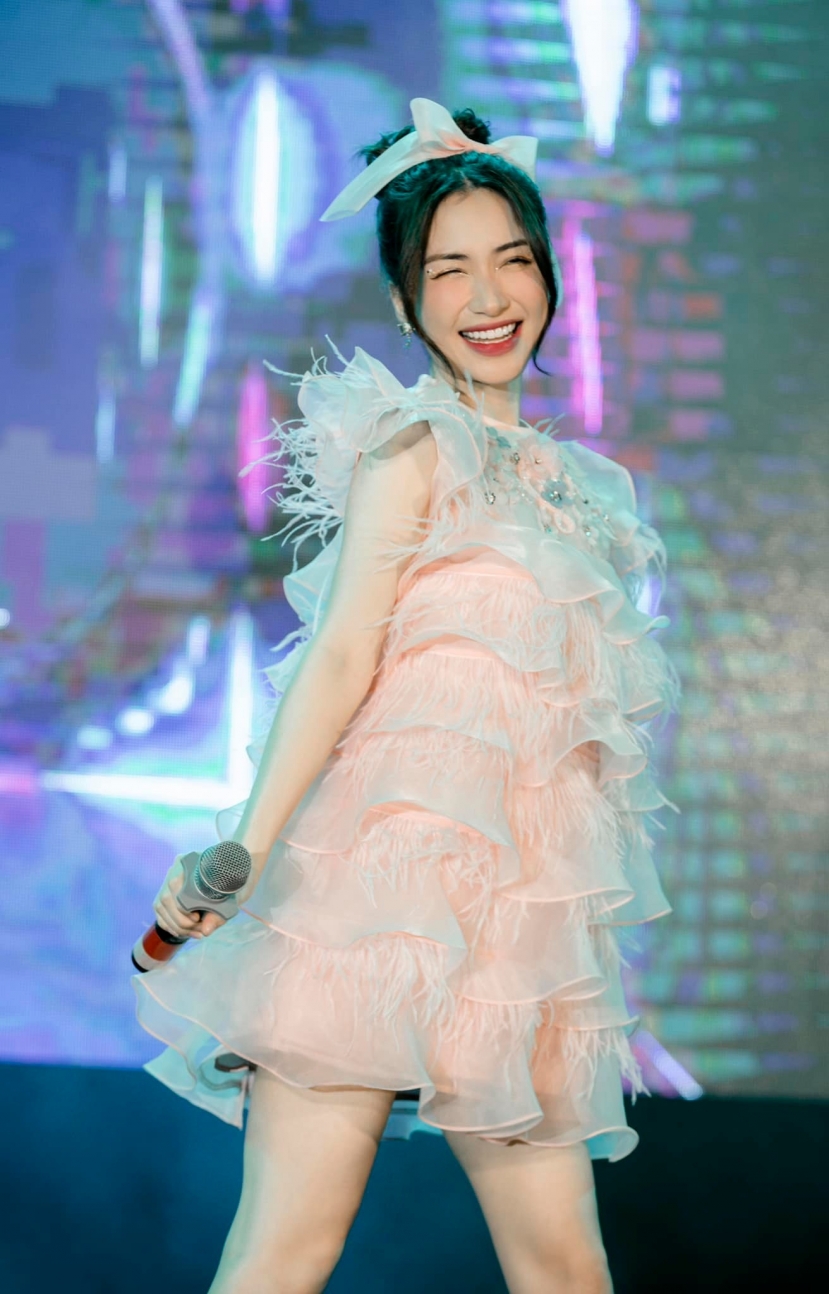Hòa Minzy ngày càng khẳng định chỗ đứng trong làng giải trí Hòa Minzy ngày càng khẳng định chỗ đứng trong làng giải trí