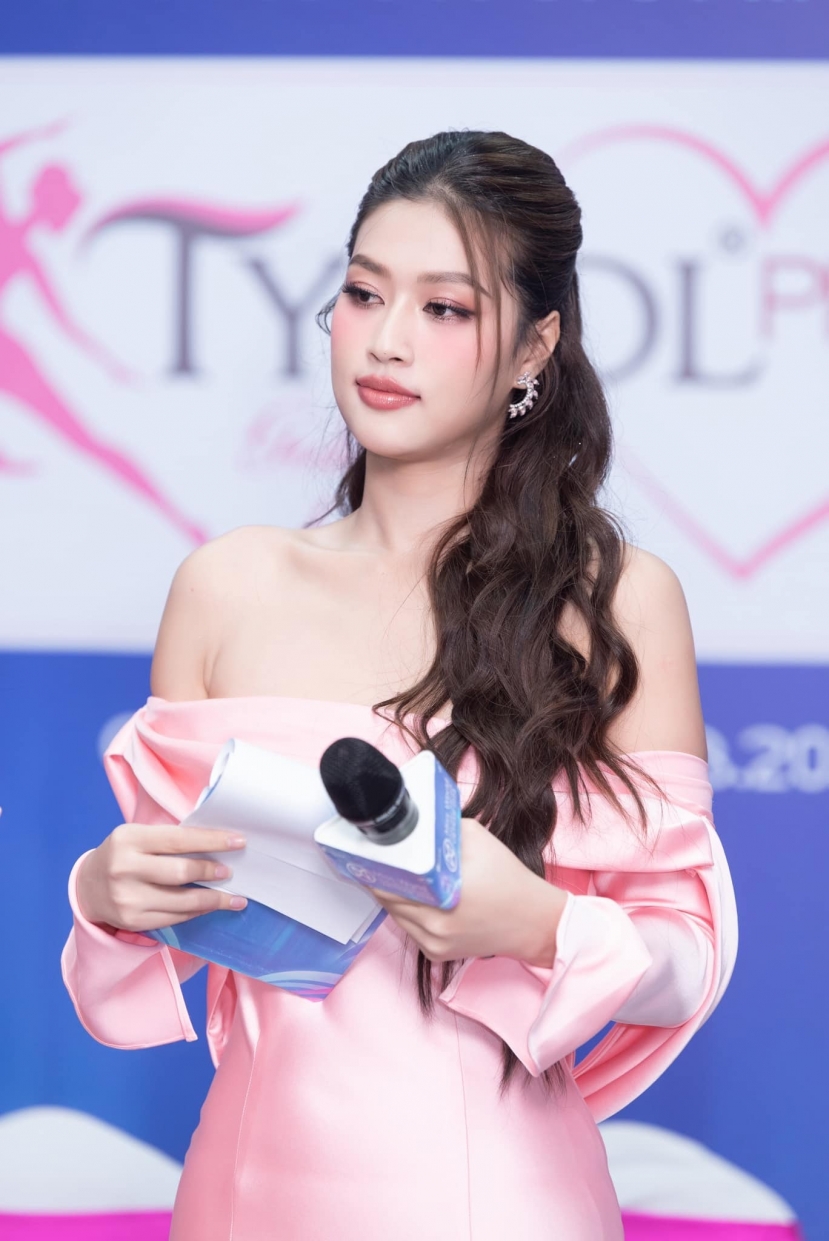Thiên Ân bị Mai Phương đọc sai họ tên giữa sự kiện Thiên Ân bị Mai Phương đọc sai họ tên giữa sự kiện