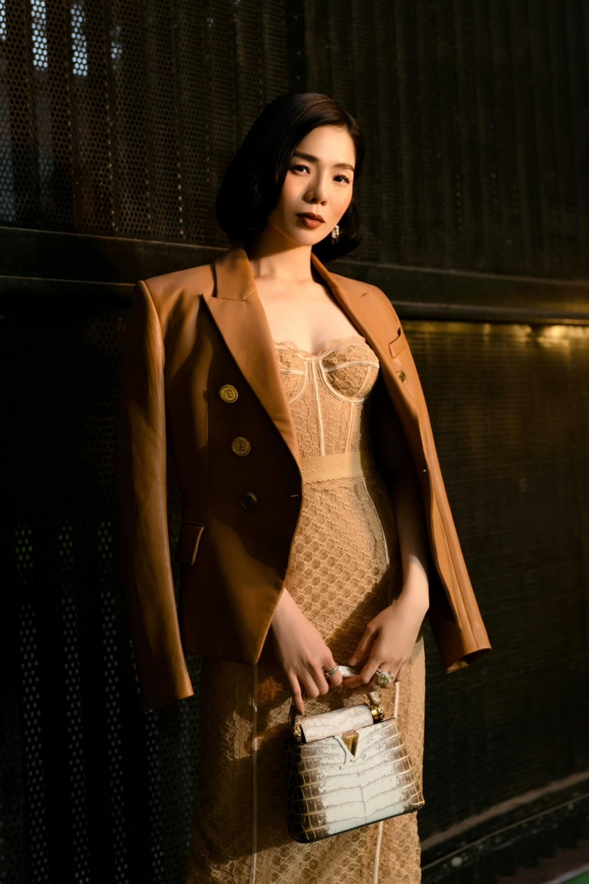 Đang yên đang lành, Lệ Quyên trở thành tâm điểm sau khi bị một chuyên gia trang điểm chê 'xấu tính' Đang yên đang lành, Lệ Quyên trở thành tâm điểm sau khi bị một chuyên gia trang điểm chê 'xấu tính'