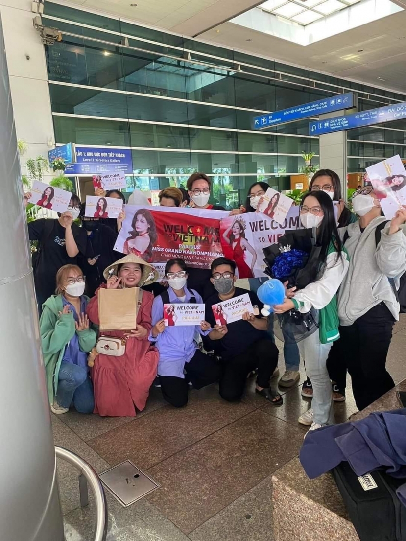 Fan sắc đẹp đã có mặt tại sân bay để đón ông Nawat và các thí sinh của Miss Grand Thailand 2023. Fan sắc đẹp đã có mặt tại sân bay để đón ông Nawat và các thí sinh của Miss Grand Thailand 2023.