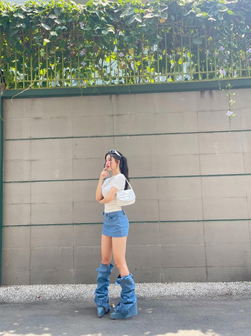 Phương Nhi thường xuyên lăng xê những thiết kế váy ngắn Phương Nhi thường xuyên lăng xê những thiết kế váy ngắn