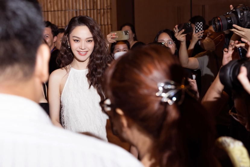 Minh Hằng được truyền thông săn đón, cô vui vẻ giao lưu với người hâm mộ Minh Hằng được truyền thông săn đón, cô vui vẻ giao lưu với người hâm mộ