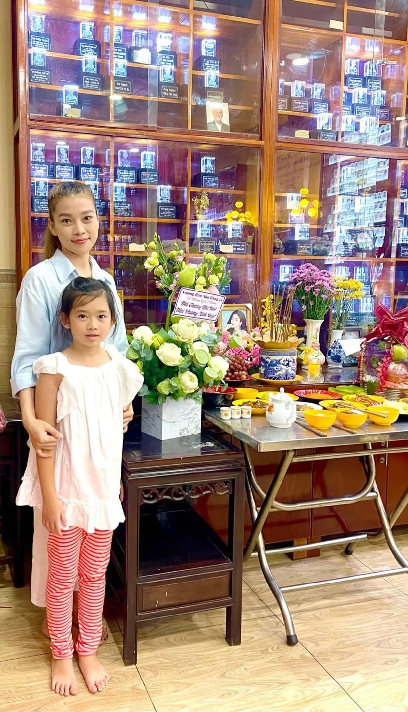 Trước thềm giỗ 3 năm, bạn thân của Mai Phương cùng bảo mẫu đưa Lavie đi viếng mẹ Trước thềm giỗ 3 năm, bạn thân của Mai Phương cùng bảo mẫu đưa Lavie đi viếng mẹ