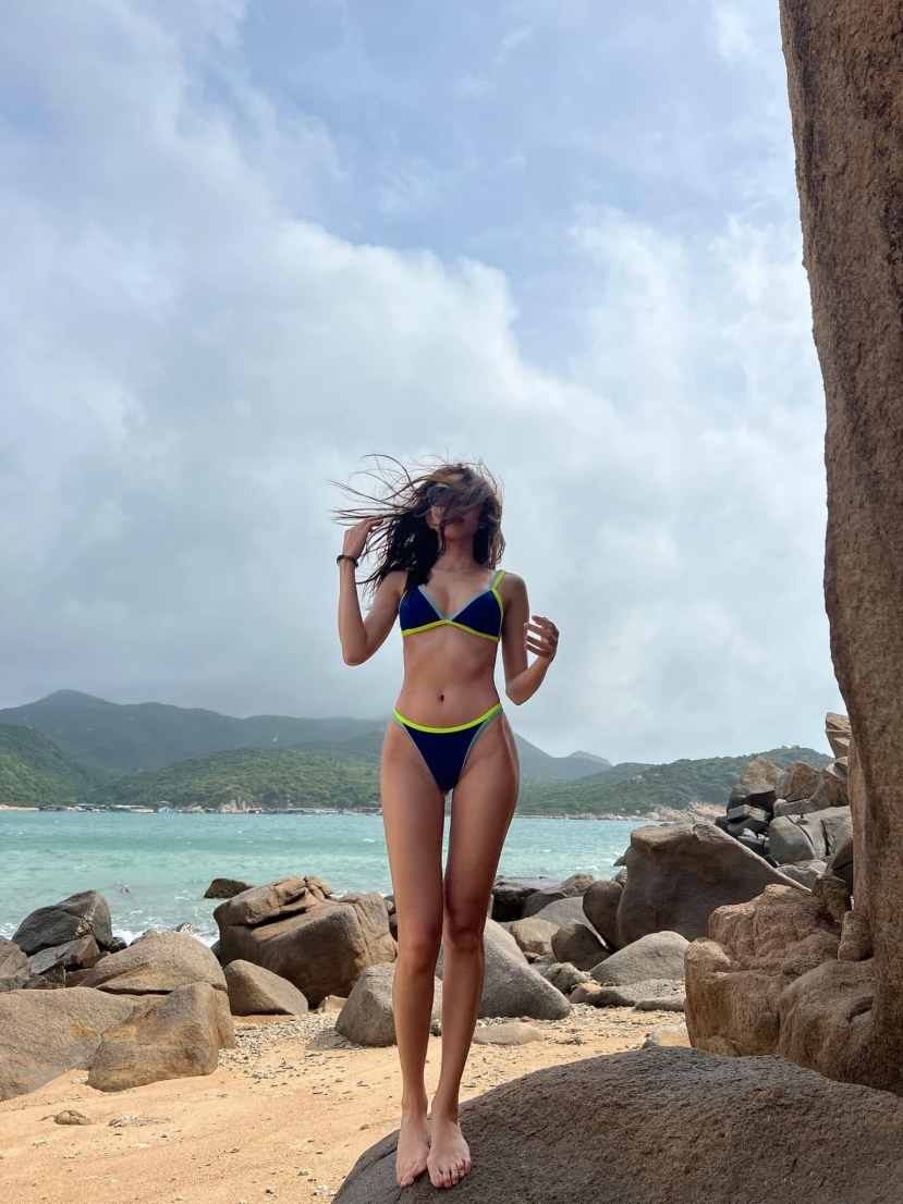 Thùy Tiên khoe trọn vóc dáng gợi cảm không chút mỡ thừa thông qua bikini bé xíu Thùy Tiên khoe trọn vóc dáng gợi cảm không chút mỡ thừa thông qua bikini bé xíu
