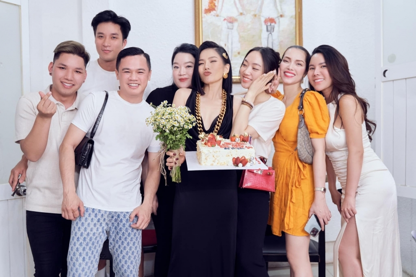 Lệ Quyên xả kho ảnh quây quần bên bạn thân, sau ồn ào, nữ ca sĩ gây ấn tượng bởi thần sắc ổn định Lệ Quyên xả kho ảnh quây quần bên bạn thân, sau ồn ào, nữ ca sĩ gây ấn tượng bởi thần sắc ổn định
