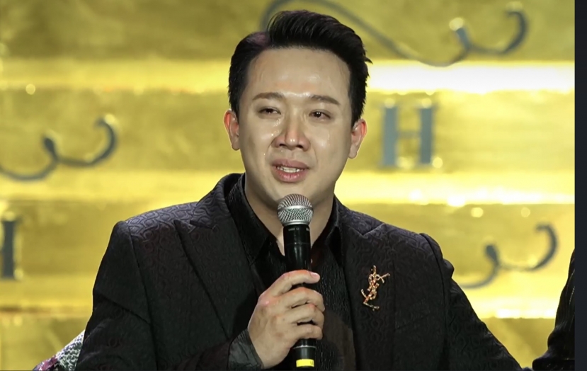 Trấn Thàn khóc sướt mướt tại sự kiện của Đàm Vĩnh Hưng kèm theo đó là phát ngôn gây tranh cãi Trấn Thàn khóc sướt mướt tại sự kiện của Đàm Vĩnh Hưng kèm theo đó là phát ngôn gây tranh cãi