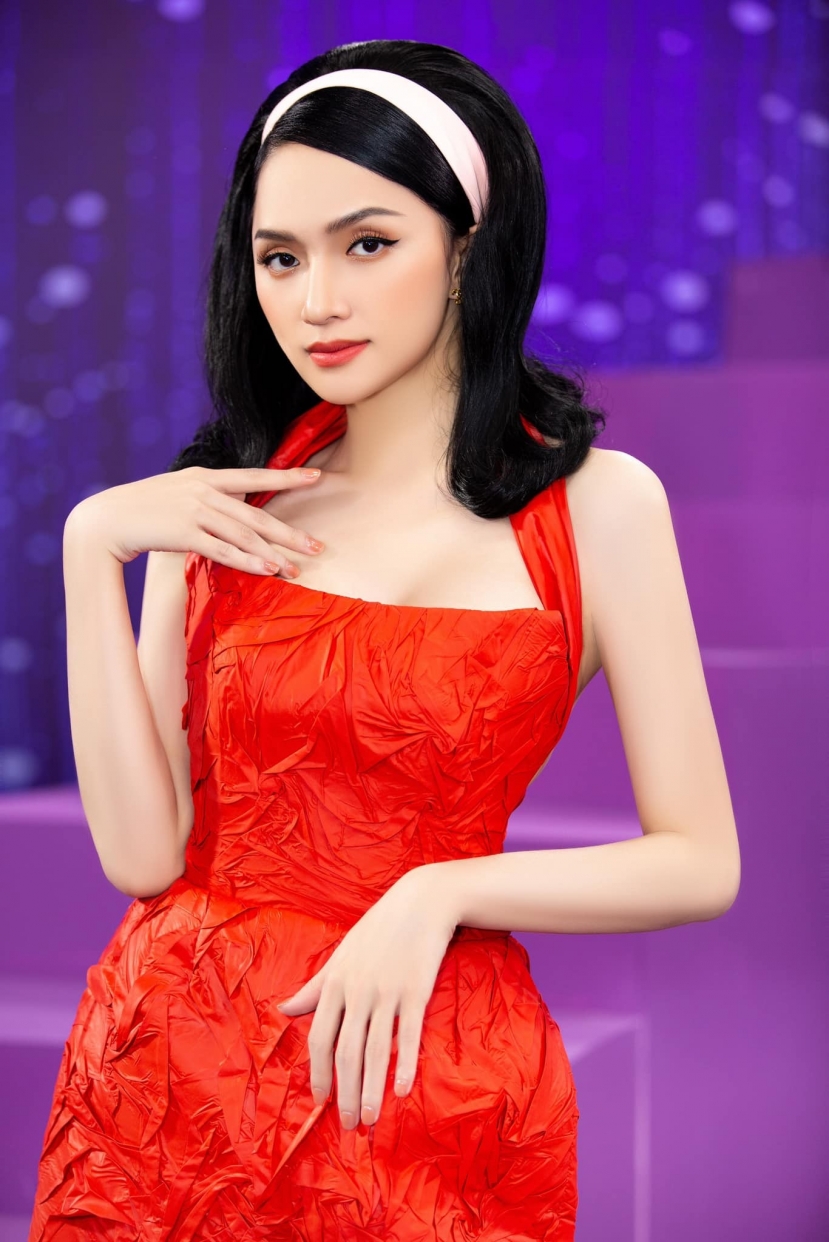 Nhan sắc của Hương Giang ngày càng mặn mà Nhan sắc của Hương Giang ngày càng mặn mà
