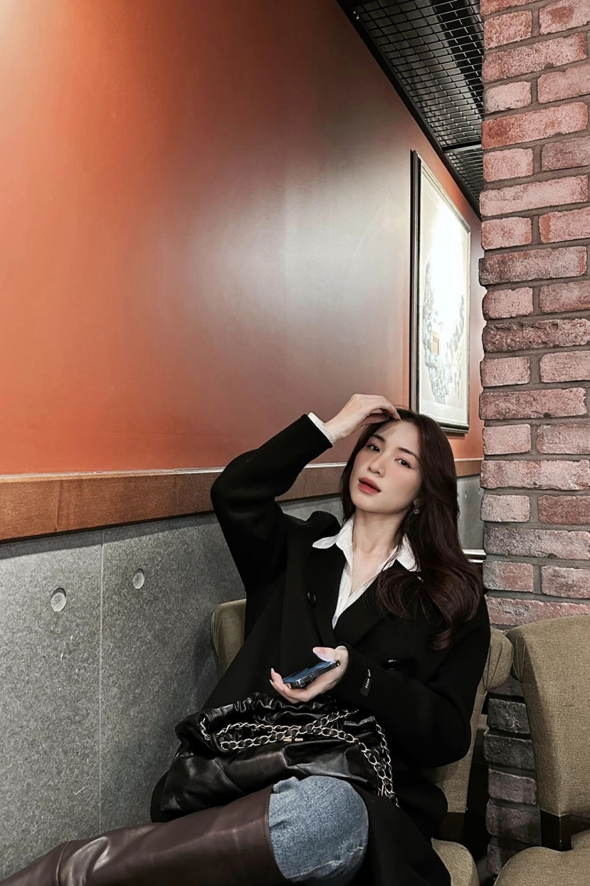 Nữ ca sĩ được khen ngợi trẻ trung và thời thượng Nữ ca sĩ được khen ngợi trẻ trung và thời thượng