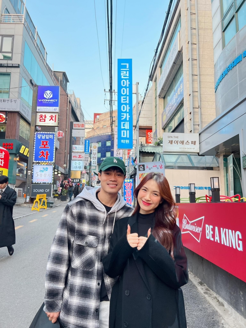 Hòa Minzy tới Hàn Quốc để thăm Văn Toàn. Cả hai chơi thân với nhau từ thời giọng ca 9x còn hẹn hò với tiền đạo Công Phượng - bạn thân Văn Toàn Hòa Minzy tới Hàn Quốc để thăm Văn Toàn. Cả hai chơi thân với nhau từ thời giọng ca 9x còn hẹn hò với tiền đạo Công Phượng - bạn thân Văn Toàn