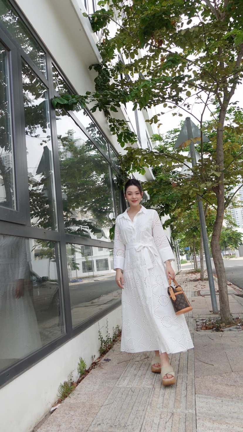 Minh Hằng đã lựa chọn dép bệt sau nhiều lần được nhắc nhở vì mang giày cao gót quá nhiều Minh Hằng đã lựa chọn dép bệt sau nhiều lần được nhắc nhở vì mang giày cao gót quá nhiều