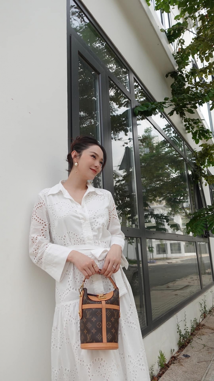 Minh Hằng xuống phố với diện mạo rạng rỡ, sắc vóc mẹ bầu khiến người hâm mộ phải “đứng ngồi không yên” Minh Hằng xuống phố với diện mạo rạng rỡ, sắc vóc mẹ bầu khiến người hâm mộ phải “đứng ngồi không yên”