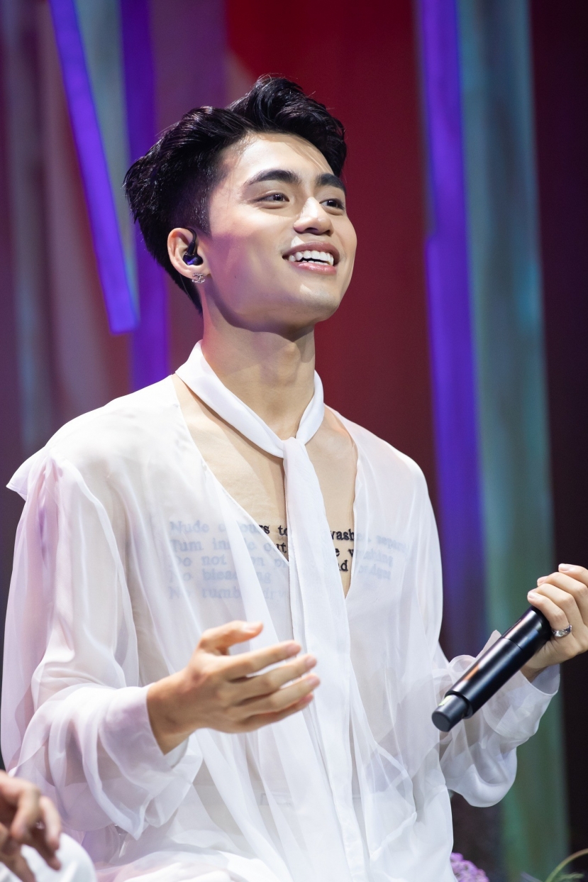 Mono diện áo xuyên thấu, nữ tính tại sự kiện họp báo debut Mono diện áo xuyên thấu, nữ tính tại sự kiện họp báo debut