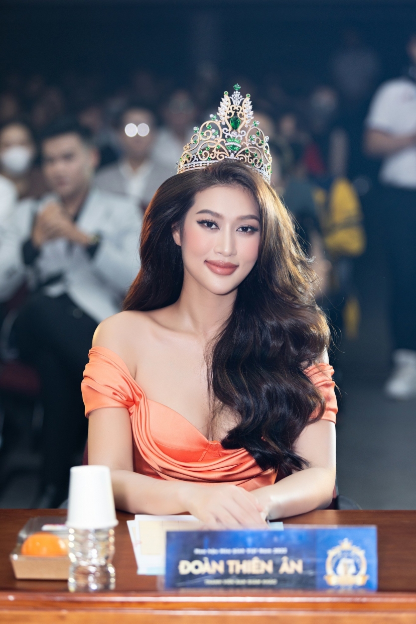Đoàn Thiên Ân từng đối mặt với những nhận xét kém tinh tế của chủ tịch Nawat Đoàn Thiên Ân từng đối mặt với những nhận xét kém tinh tế của chủ tịch Nawat