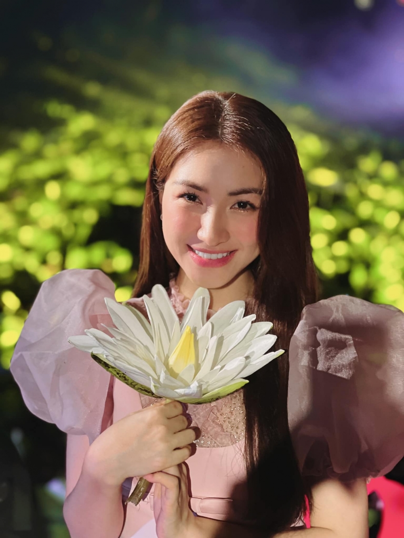 Hòa Minzy khéo léo trong việc giáo dục con cái Hòa Minzy khéo léo trong việc giáo dục con cái
