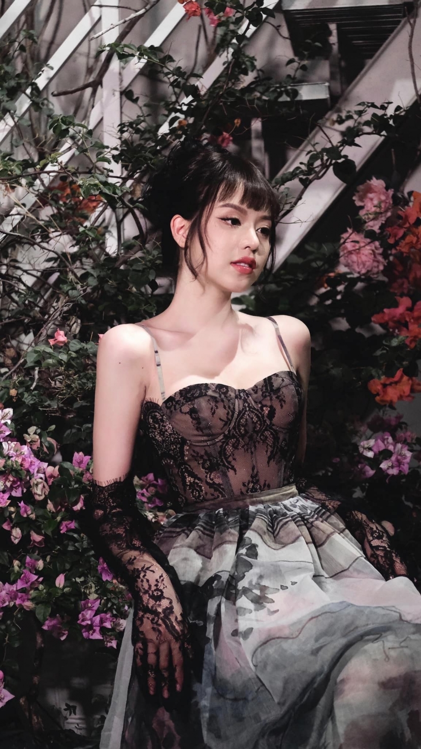 Thanh Thủy chăm khoe hình thể đẹp như tạc tượng hậu 'trùng tu' - Ảnh 3 Thanh Thủy chăm khoe hình thể đẹp như tạc tượng hậu 'trùng tu' - Ảnh 3