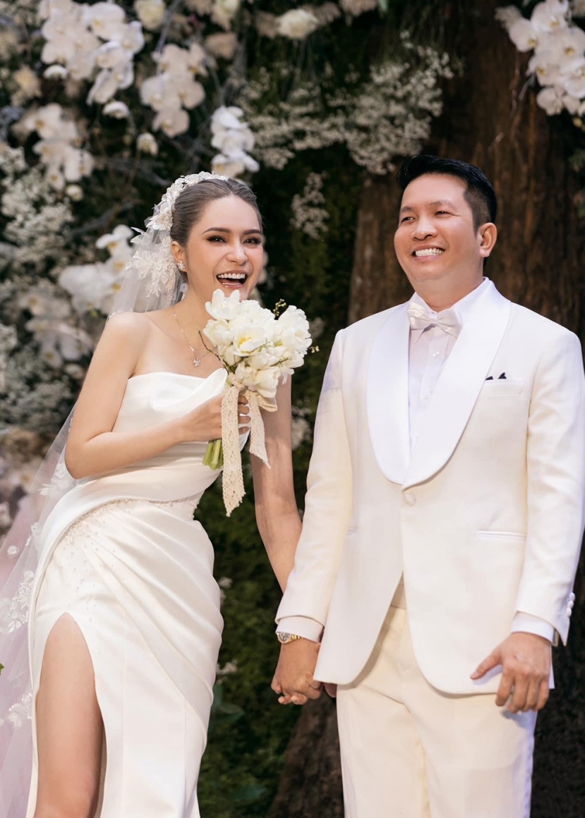 Vợ chồng Đoàn Di Băng hạnh phúc trong lễ lễ kỷ niệm 10 năm cưới Vợ chồng Đoàn Di Băng hạnh phúc trong lễ lễ kỷ niệm 10 năm cưới