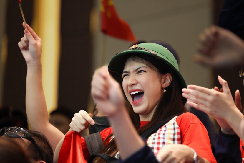 Hòa Minzy có mặt tại Campuchia để cổ vũ cho đội tuyển Việt Nam tham gia SEA Games 32 Hòa Minzy có mặt tại Campuchia để cổ vũ cho đội tuyển Việt Nam tham gia SEA Games 32