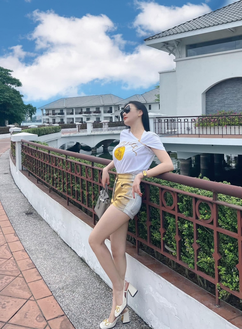 1001 công thức phối đồ khoe dáng đỉnh của Phương Oanh, hóa ra 'bỏ túi' bí quyết này - Ảnh 2 1001 công thức phối đồ khoe dáng đỉnh của Phương Oanh, hóa ra 'bỏ túi' bí quyết này - Ảnh 2