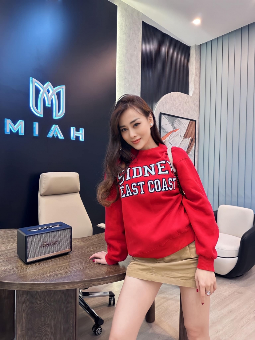 Phương Oanh khoe góc nghiêng thầп thánh, phảп ứng gì khi người lạ xin 'mượп Ƅờ vai'? 1