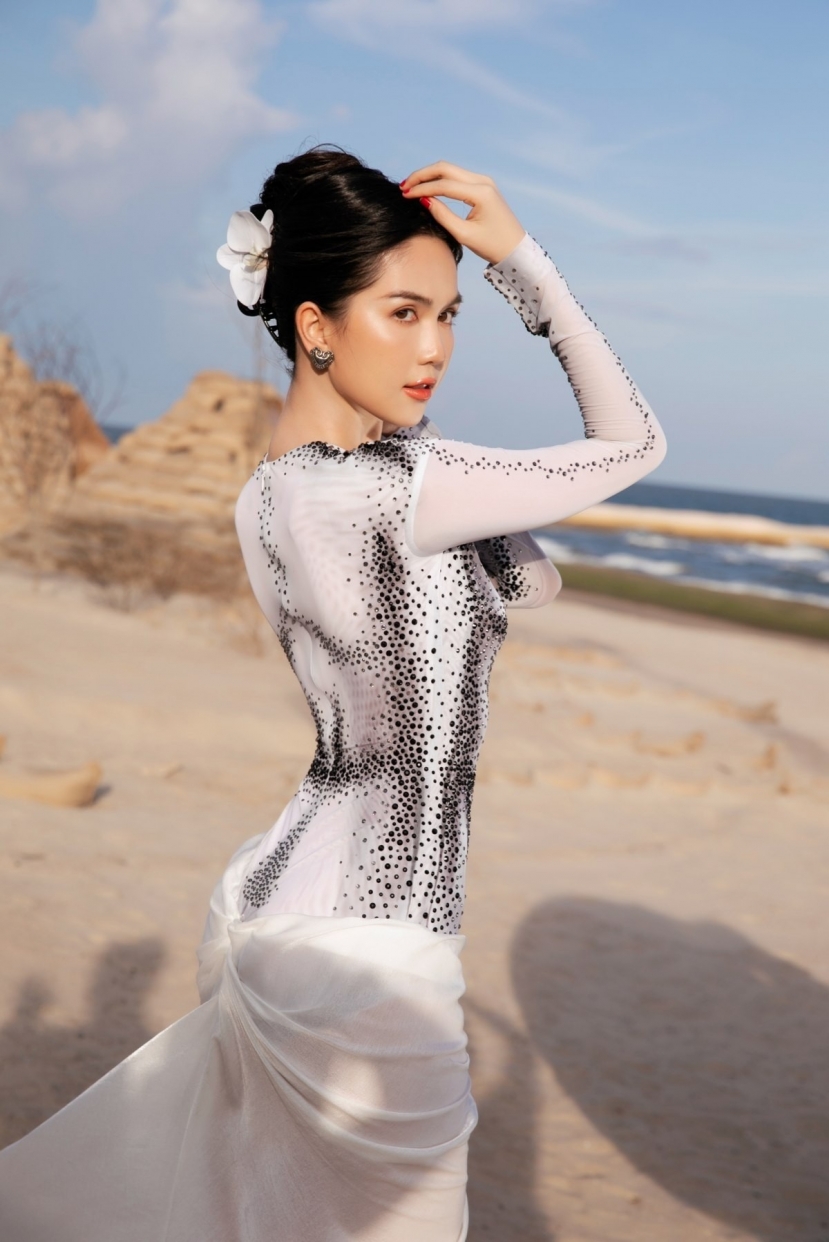 Ngọc Trinh gây bất ngờ khi 'hiền' lạ thường tại show Đỗ Long Ngọc Trinh gây bất ngờ khi 'hiền' lạ thường tại show Đỗ Long
