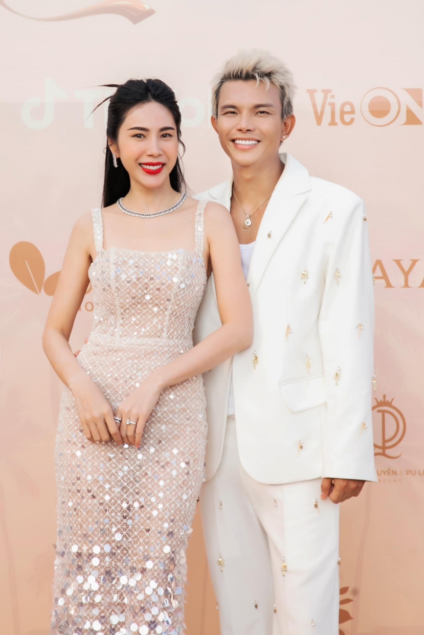 Thủy Tiên có mối quan hệ thân thiết với Đỗ Long, cô gần như tham gia đầy đủ các show của nhà thiết kế trẻ Thủy Tiên có mối quan hệ thân thiết với Đỗ Long, cô gần như tham gia đầy đủ các show của nhà thiết kế trẻ