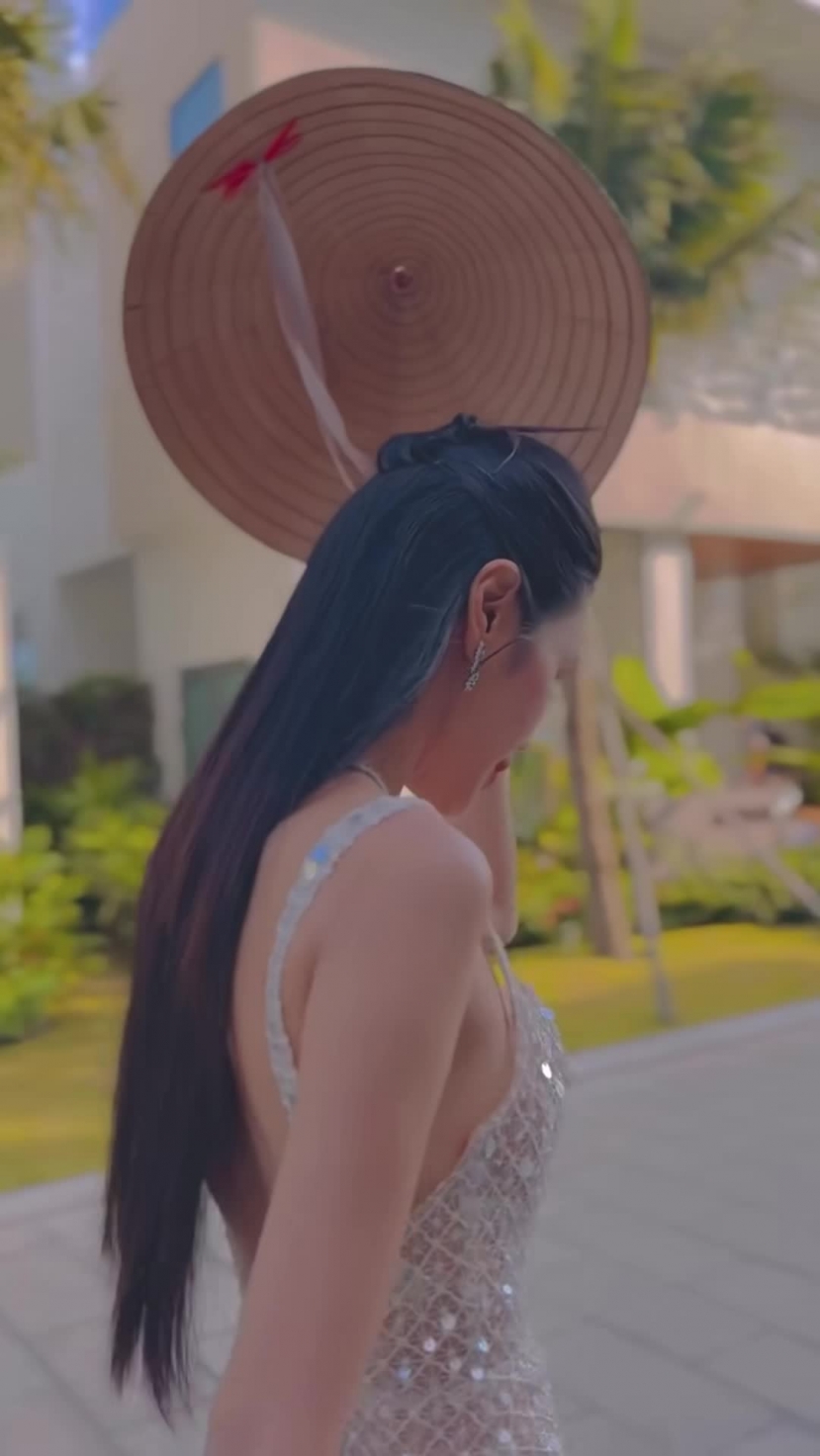 Lên đồ lồng lộn dự show của Đỗ Long, Thủy Tiên lại giản dị che nón lá: Chính chủ vén màn lý do - Ảnh 1 Lên đồ lồng lộn dự show của Đỗ Long, Thủy Tiên lại giản dị che nón lá: Chính chủ vén màn lý do - Ảnh 1