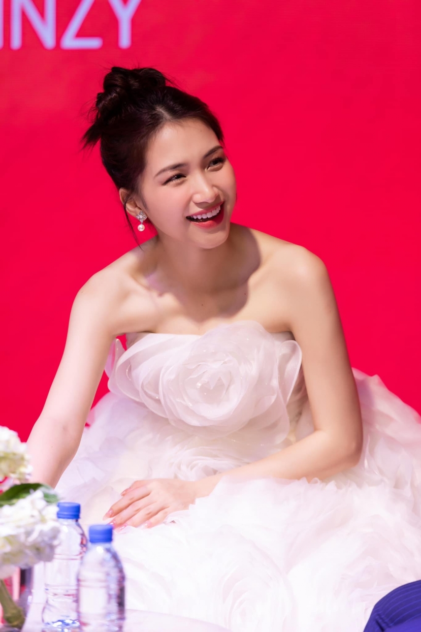 Tròn 1 năm xảy ra biến cố tình cảm, cuộc sống của Hòa Minzy ít nhiều có sự thay đổi Tròn 1 năm xảy ra biến cố tình cảm, cuộc sống của Hòa Minzy ít nhiều có sự thay đổi