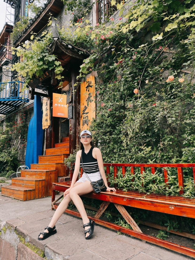 Phương Oanh tham quan nhiều địa điểm nổi tiếng Phương Oanh tham quan nhiều địa điểm nổi tiếng