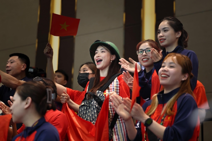 Nữ ca sĩ luôn mang đến nguồn năng lượng tích cực, bản thân cô hài lòng với cuộc sống của mình Nữ ca sĩ luôn mang đến nguồn năng lượng tích cực, bản thân cô hài lòng với cuộc sống của mình