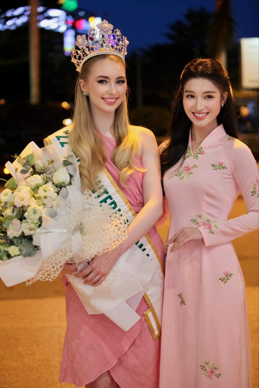 Đương kim Miss International và Á hậu Phương Nhi Đương kim Miss International và Á hậu Phương Nhi