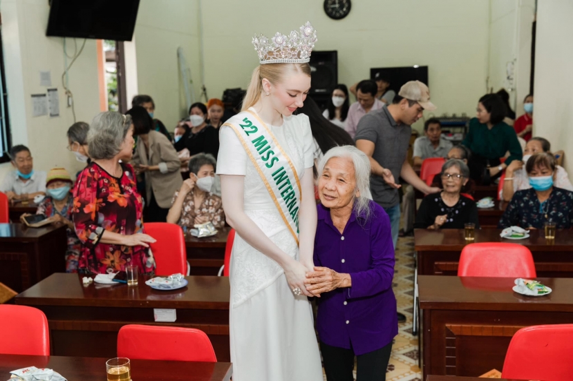 Jasmin Selberg đồng hành cùng Phương Nhi trong 1 chương trình thiện nguyện Jasmin Selberg đồng hành cùng Phương Nhi trong 1 chương trình thiện nguyện