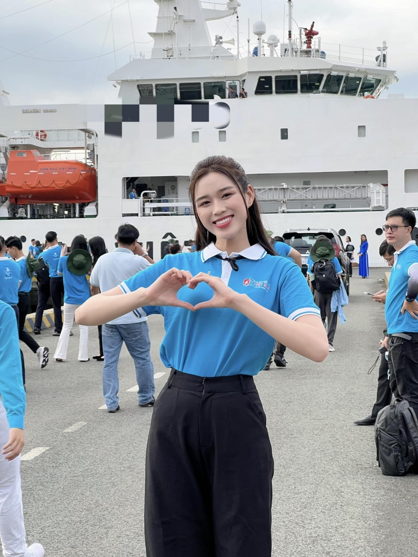 Đỗ Thị Hà - Đoàn Thiên Ân khởi hành thăm Trường Sa: Nhan sắc sáng bừng, căng tràn sức trẻ - Ảnh 1 Đỗ Thị Hà - Đoàn Thiên Ân khởi hành thăm Trường Sa: Nhan sắc sáng bừng, căng tràn sức trẻ - Ảnh 1