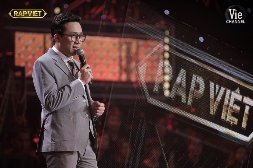 Trấn Thành xả loạt ảnh ở Rap Việt mùa 3, dân mạng ngỡ ngàng: 'Tắc kè hoa là đây' - Ảnh 4 Trấn Thành xả loạt ảnh ở Rap Việt mùa 3, dân mạng ngỡ ngàng: 'Tắc kè hoa là đây' - Ảnh 4