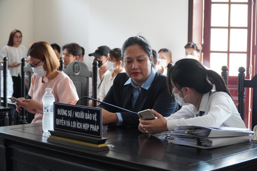 Phiên sơ thẩm xét xử vụ án liên quan đến Thùy Tiên và Đặng Thùy Trang. Ảnh: Dân Việt Phiên sơ thẩm xét xử vụ án liên quan đến Thùy Tiên và Đặng Thùy Trang. Ảnh: Dân Việt