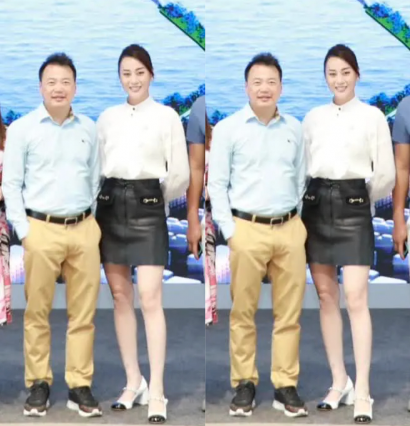 Phương Oanh thanh lịch với chân váy da cùng sơ mi trắng khi đi công tác Phương Oanh thanh lịch với chân váy da cùng sơ mi trắng khi đi công tác