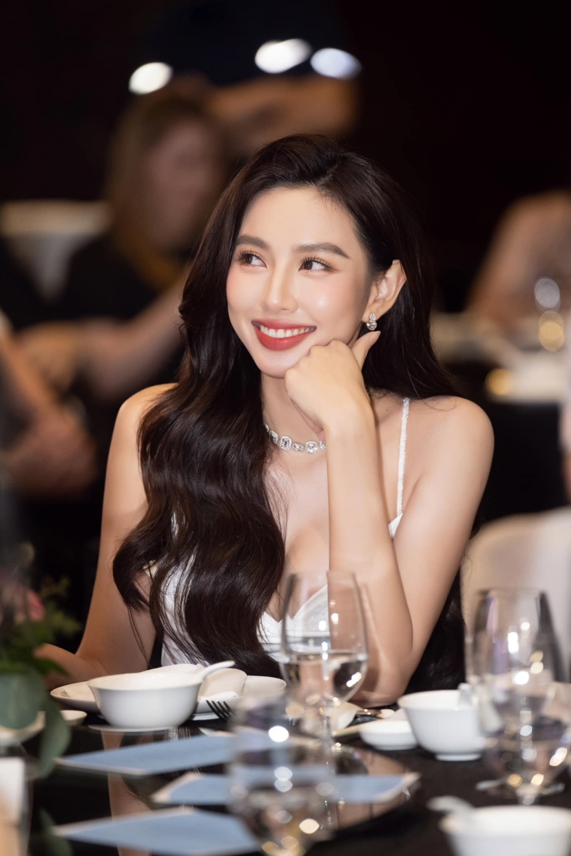 Thùy Tiên yêu thích trẻ con Thùy Tiên yêu thích trẻ con