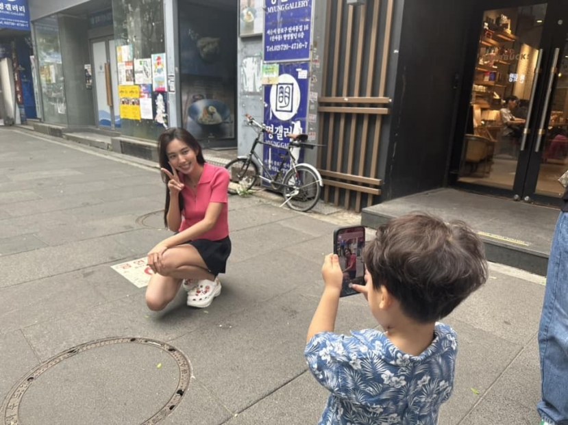 Con trai Hòa Minzy đảm nhận vai trò 'phó nháy' cho Thùy Tiên Con trai Hòa Minzy đảm nhận vai trò 'phó nháy' cho Thùy Tiên