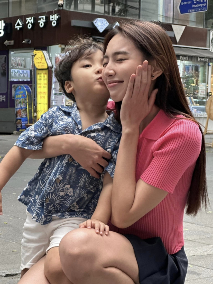 Thùy Tiên xả ảnh cực đáng yêu bên con trai Hòa Minzy, nhưng 'dở khóc dở cười' vì lý do này? - Ảnh 1 Thùy Tiên xả ảnh cực đáng yêu bên con trai Hòa Minzy, nhưng 'dở khóc dở cười' vì lý do này? - Ảnh 1