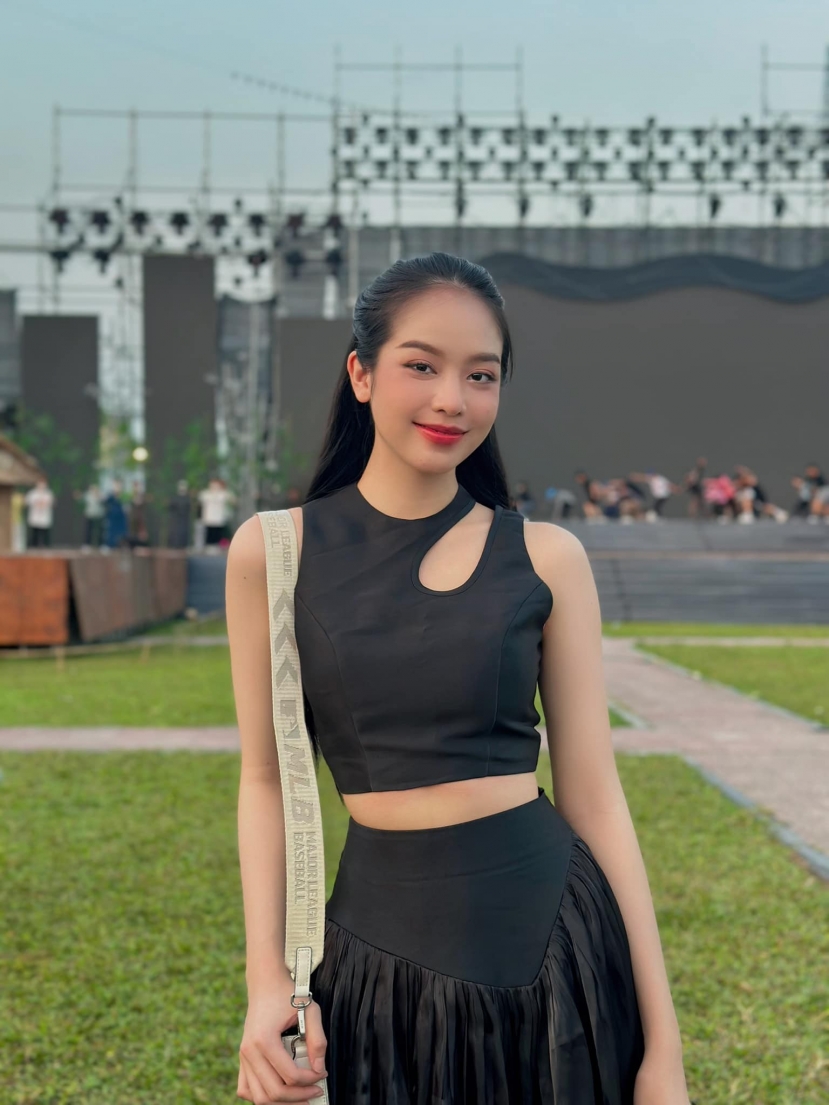 Hoa hậu Thanh Thủy liên tục khoe eo thon bụng phẳng, diện mạo lên hương vù vù hậu 'dao kéo' - Ảnh 6 Hoa hậu Thanh Thủy liên tục khoe eo thon bụng phẳng, diện mạo lên hương vù vù hậu 'dao kéo' - Ảnh 6