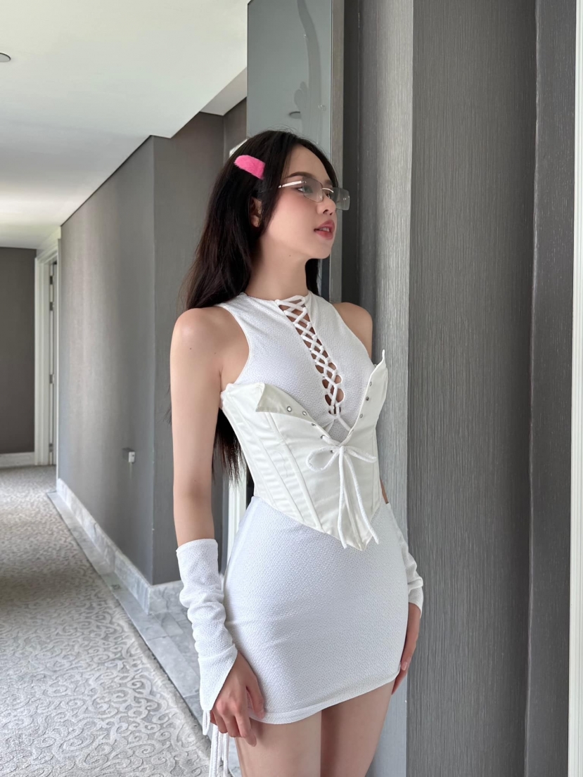 Hoa hậu Thanh Thủy liên tục khoe eo thon bụng phẳng, diện mạo lên hương vù vù hậu 'dao kéo' - Ảnh 4 Hoa hậu Thanh Thủy liên tục khoe eo thon bụng phẳng, diện mạo lên hương vù vù hậu 'dao kéo' - Ảnh 4