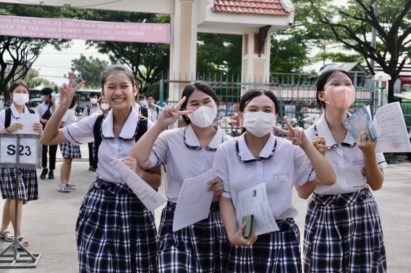 Các em học sinh đến Trường THCS Bình Khánh (huyện Cần Giờ) làm thủ tục dự thi sáng 5-6. Ảnh: Tuổi Trẻ Các em học sinh đến Trường THCS Bình Khánh (huyện Cần Giờ) làm thủ tục dự thi sáng 5-6. Ảnh: Tuổi Trẻ
