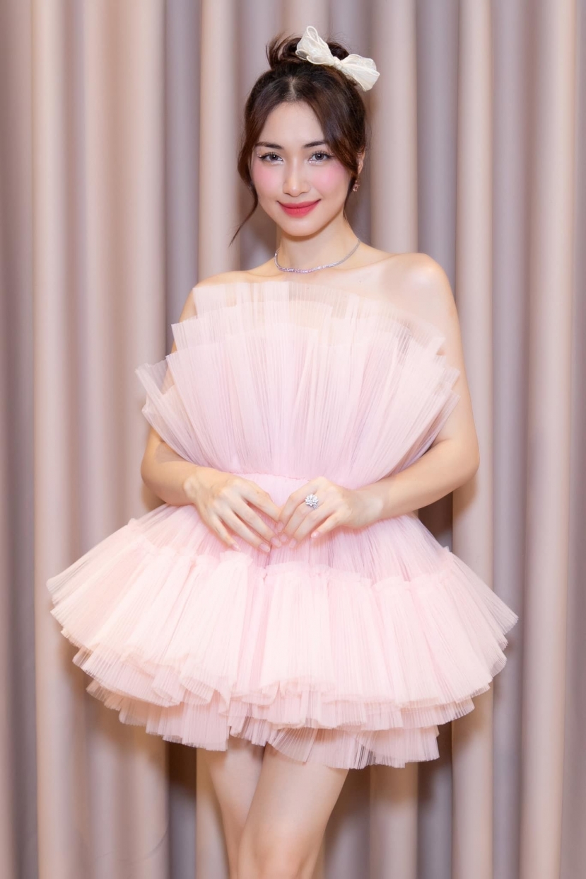 Chiều cao không quá nổi bật nhưng Hòa Minzy hút ánh nhìn bởi nhan sắc ngọt ngào Chiều cao không quá nổi bật nhưng Hòa Minzy hút ánh nhìn bởi nhan sắc ngọt ngào