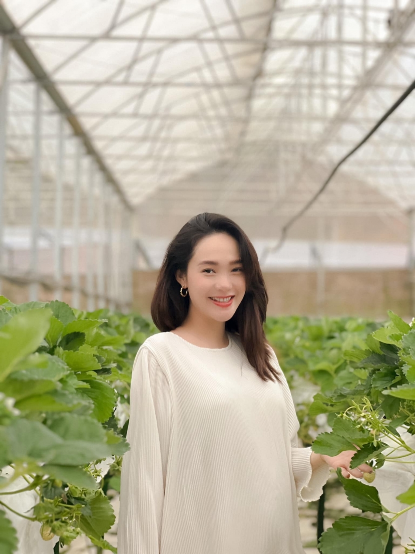 Trang phục tối giản nhưng Minh Hằng vẫn 'sáng bừng' nhờ khí chất hào môn Trang phục tối giản nhưng Minh Hằng vẫn 'sáng bừng' nhờ khí chất hào môn